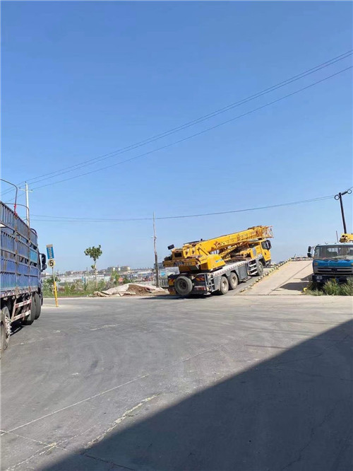 伊宁市25吨吊车的租赁价格大概是多少？